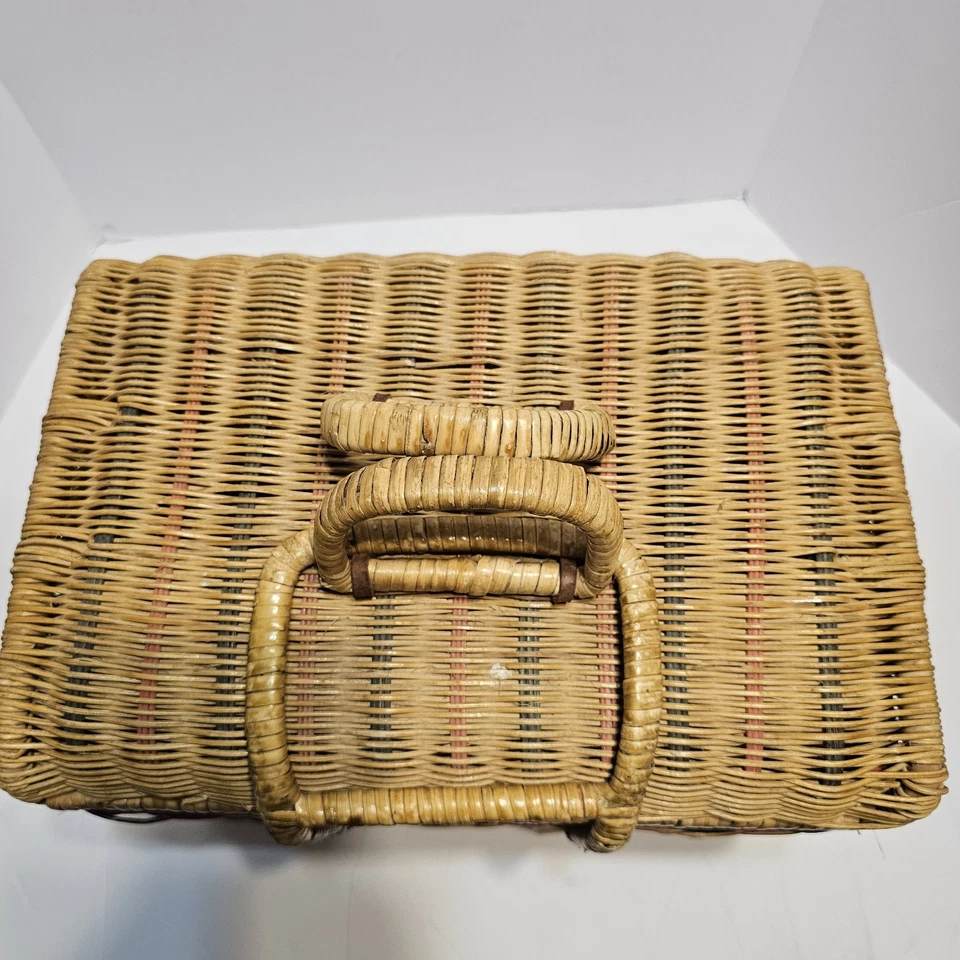 Cesta de picnic grande de mimbre con forro interior de tartán a cuadros rojo y azul Foto 2 de 4