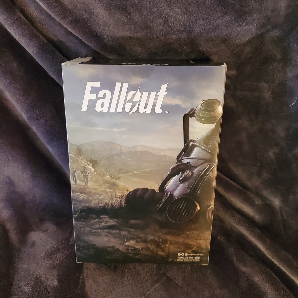 McFarlane Fallout Elite Nuka Cola T-51 Power Armor Gold Label