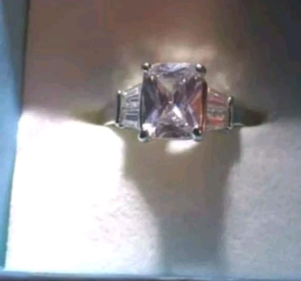 Anillo de compromiso con 3 piedras de circonita cúbica y tamaño incorporado. Brilla en luz Foto 3 de 4