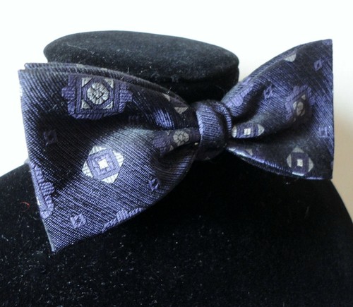 Vintage 1980s/90s Men's Dark Purple Satin Bow TIe. Pre-Tied/Adjustable. Alpi - Picture 2 of 3