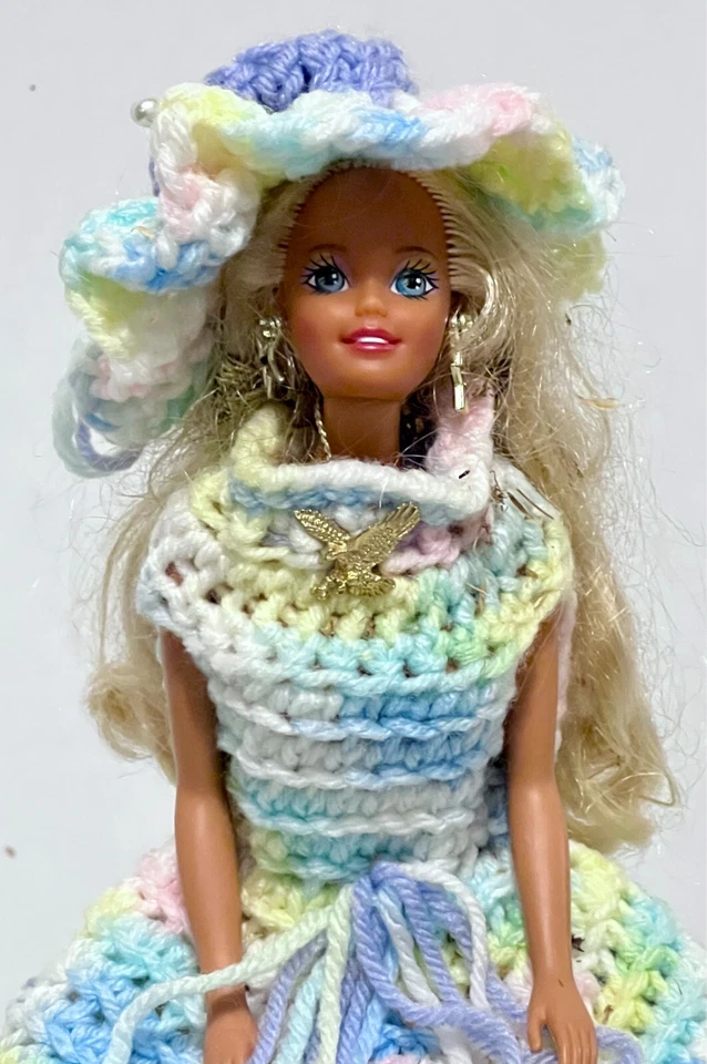 Muñeca Barbie Mid Century años 70 12"" cubierta de papel higiénico ganchillo azul, rosa, blanco Foto 2 de 4