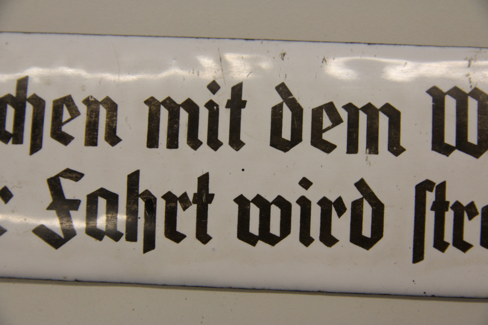 org-hinweis-emailschild-sprechen-mit-dem-wagenf-hrer-w-hrend-der-fahrt