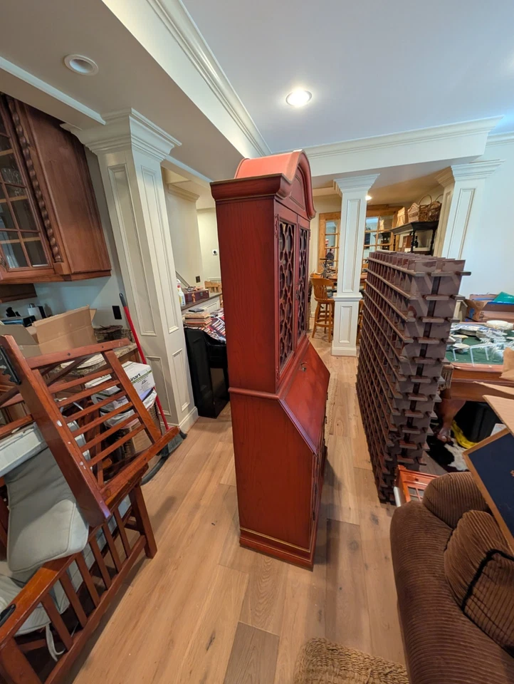 Antiguo Escritorio Secretaria Rojo y Dorado con 3 Cajones y 2 Estantes y Cerraduras Foto 4 de 4