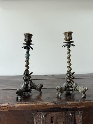 Antikes Kerzenleuchter aus Bronze Löwen mit Schlangenschwänzen Chimäre 19. Jahrhundert