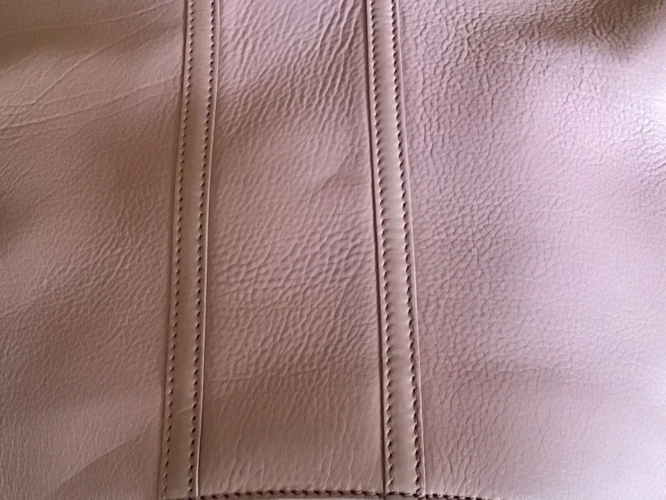 Bolso de Mano de Diseñador ST JOHN KNITS VINTAGE Cuero Genuino Rosa con Detalles Tono Dorado Foto 4 de 4