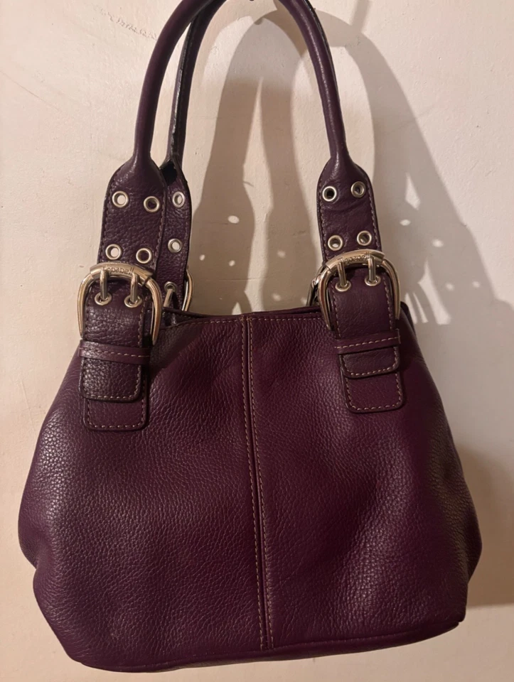 BOLSO DE MANO TIGNANELLO CUERO GENUINO, MORADO TAMAÑO MEDIANO CON LLAVERO DE BOLSO, PLATEADO HARDWA Foto 4 de 4