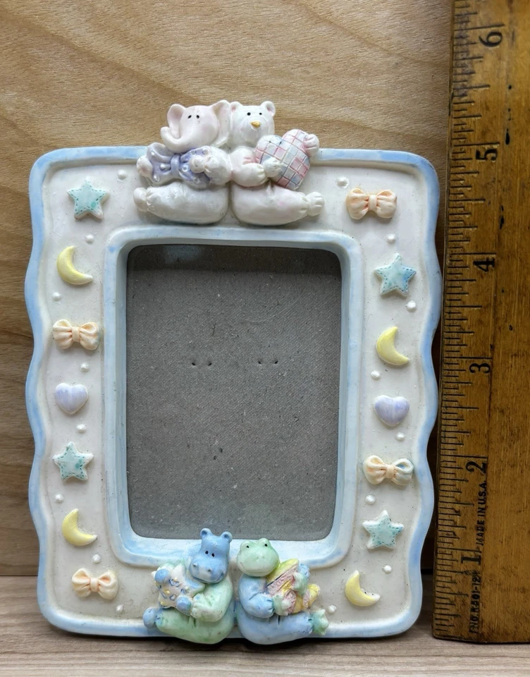 Marco de fotos de mesa de resina pequeña Russ Berrie bebé guardería pastel 5”x4” animales Foto 2 de 3