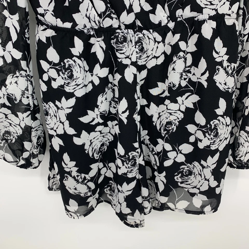 Mameluco Design Lab para mujer talla grande negro estampado floral cuello en V manga larga Foto 4 de 4