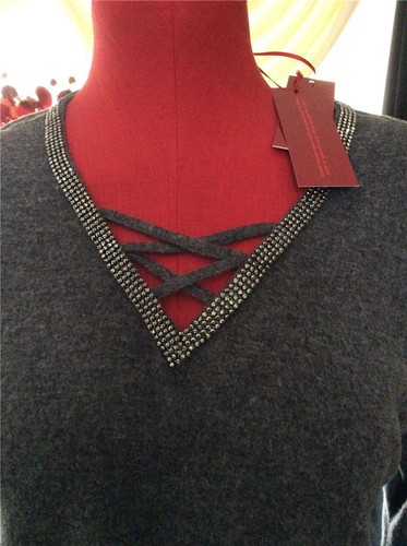 New JENNIFER LOPEZ dark gray strappy v neck tee sweater M marcasite studded top - Imagen 2 de 4