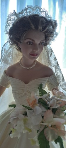 JACKIE KENNEDY FRANKLIN MINT DOLL WEDDING DRESS FLOWER BOUQUET ~SALE PRICE ~ - Picture 3 of 19