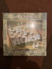 Schachspiel aus Glas 20x20cm mit geschliffenen Glasfiguren neu