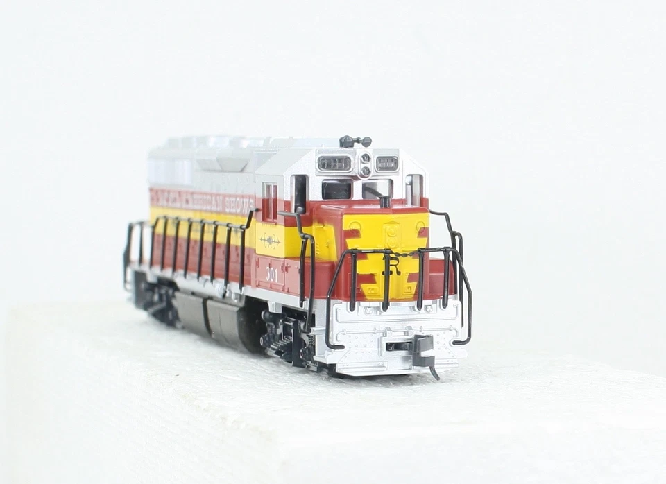 Con-Cor HO Scale Royal American Shows GP40 Diesel #301 NEW - Image 3 of 4