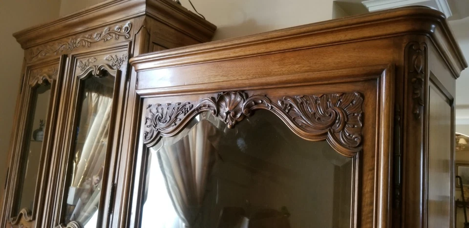 French Provincial Louis XV Walnut Vitrine Curio Cabinet C- 1890 Beautifully Carv - Image 3 of 4