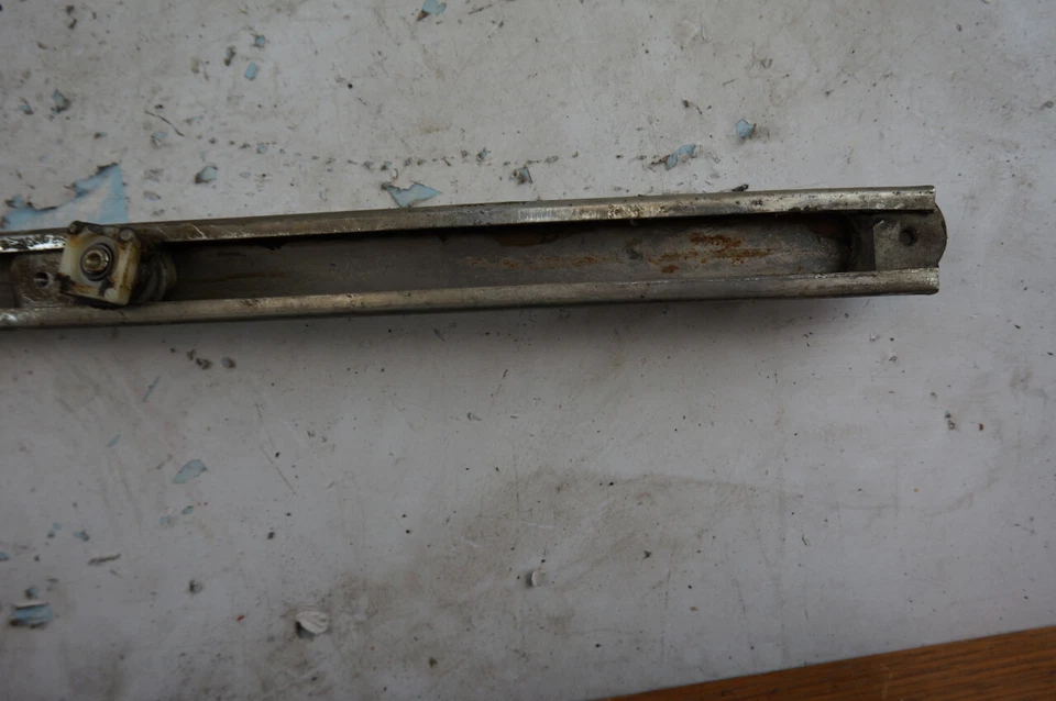 Corvette C3 1969-1982 lado del pasajero ventana trasera canal puerta guía de vidrio Foto 2 de 4