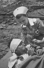 WW2 Picture Photo Nurse Help Wounded Soldier 6138