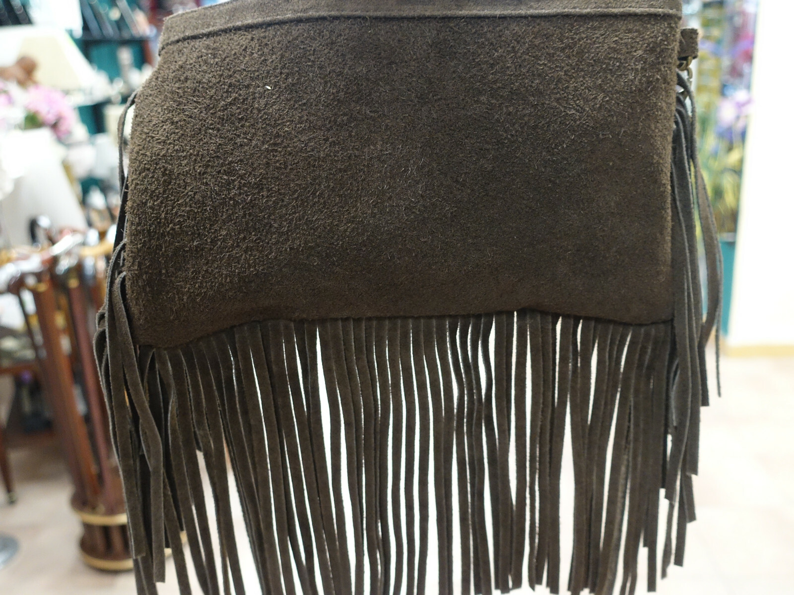 bolso de piel de serrage con flecos, bandolera con asa lateral