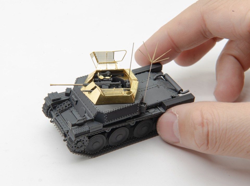 WWII German Aufklärungspanzer 38(t) mit 2cm Kw.K.38 1/35