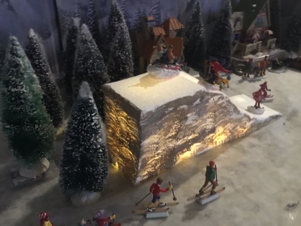 ププ　LEMAX クリスマス　スキーリゾート　ジオラマ　ライトハウス christmas village display Set Of 3 , 1 Illuminated Ski Slope