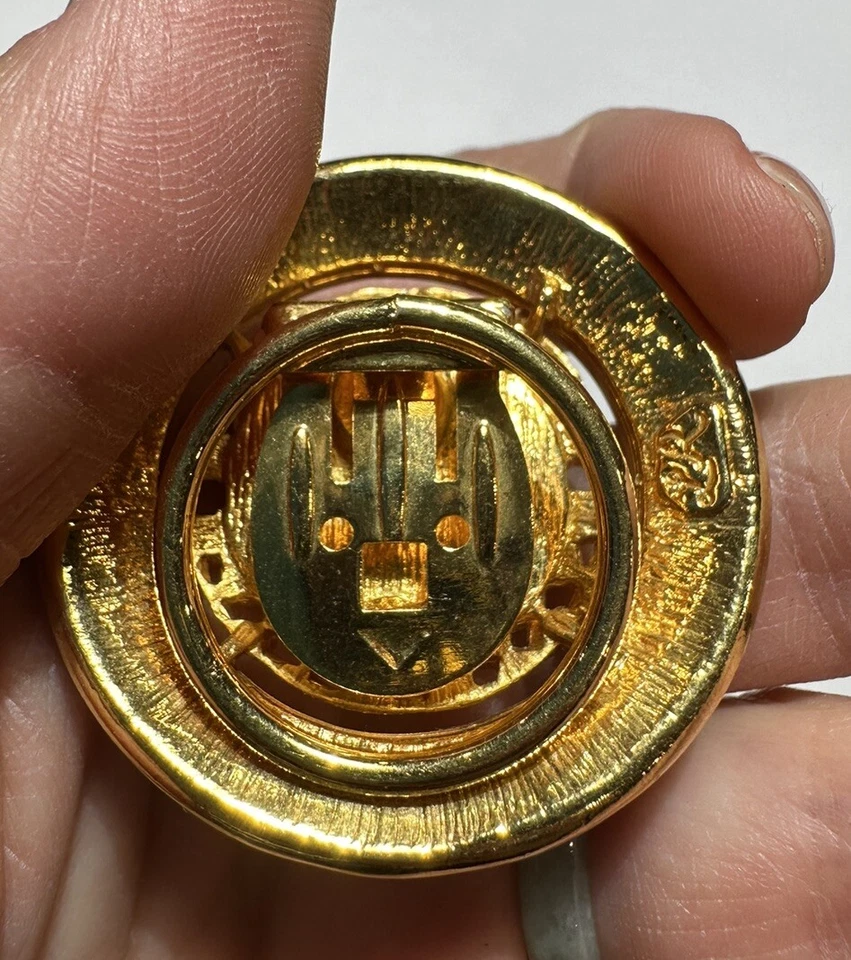 Vintage LR Firmato Nero Lucite Smalto Rotondo Scudo Oro Tonalità Sciarpa Clip 4h - Immagine 3 di 4