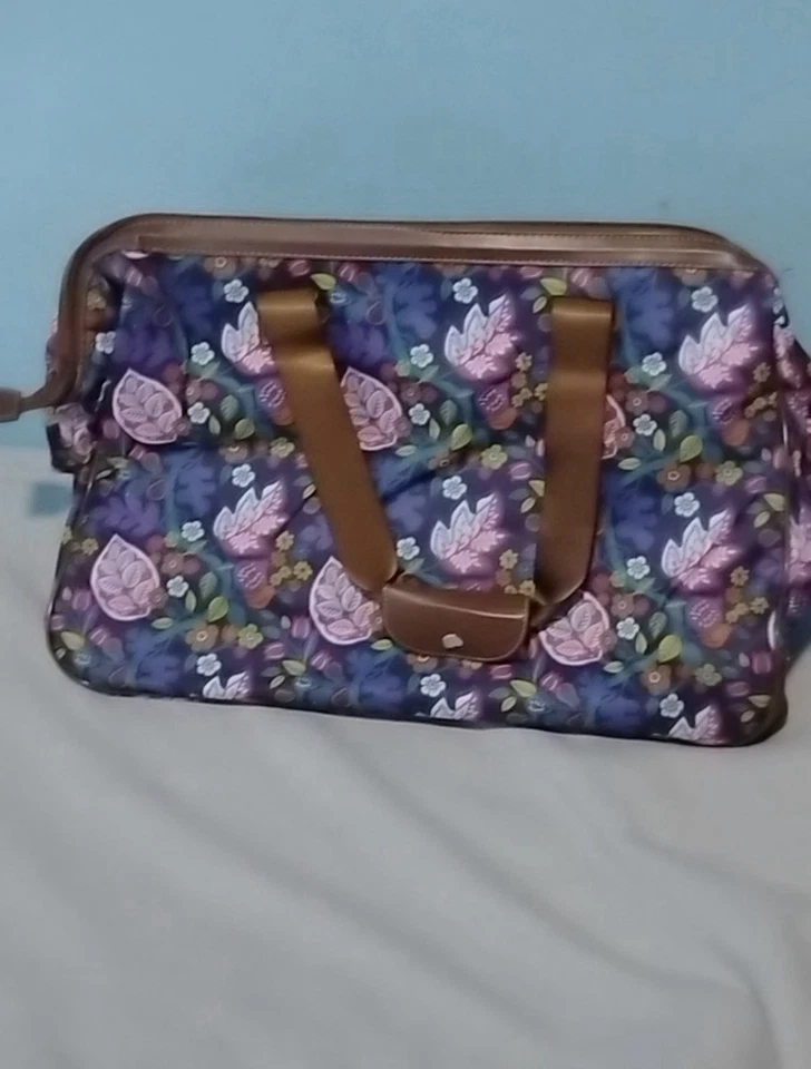 Bolsa de viaje Lily Bloom de 2 ruedas con ruedas rastrillándola en púrpura (nueva con etiquetas valor de $120) Foto 2 de 4