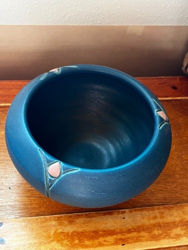 Chris Powell marked Blue w Carved Pink Rose Bud Art Pottery Arts & Crafts Cabine - Picture 2 of 11