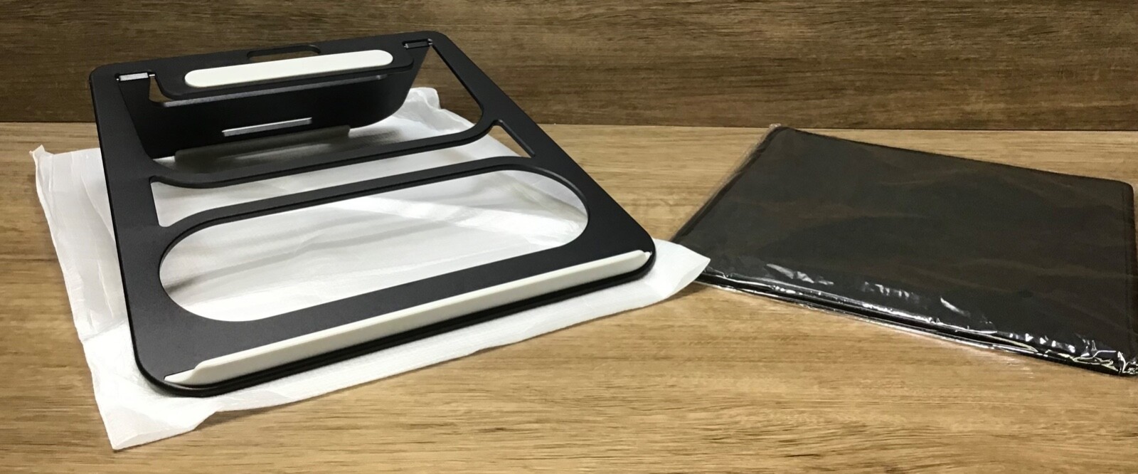 Leightweight Metal Desktop Adjustable Laptop Riser Holder Black *NO BOX