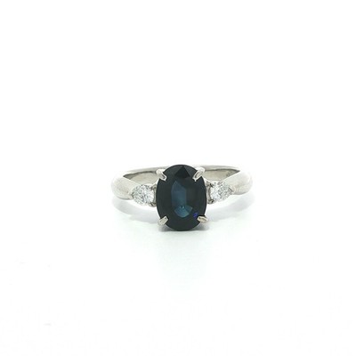 Ring Platin 2,57 ctw ovaler tiefblauer Saphir mit Birne Diamanten Seiten