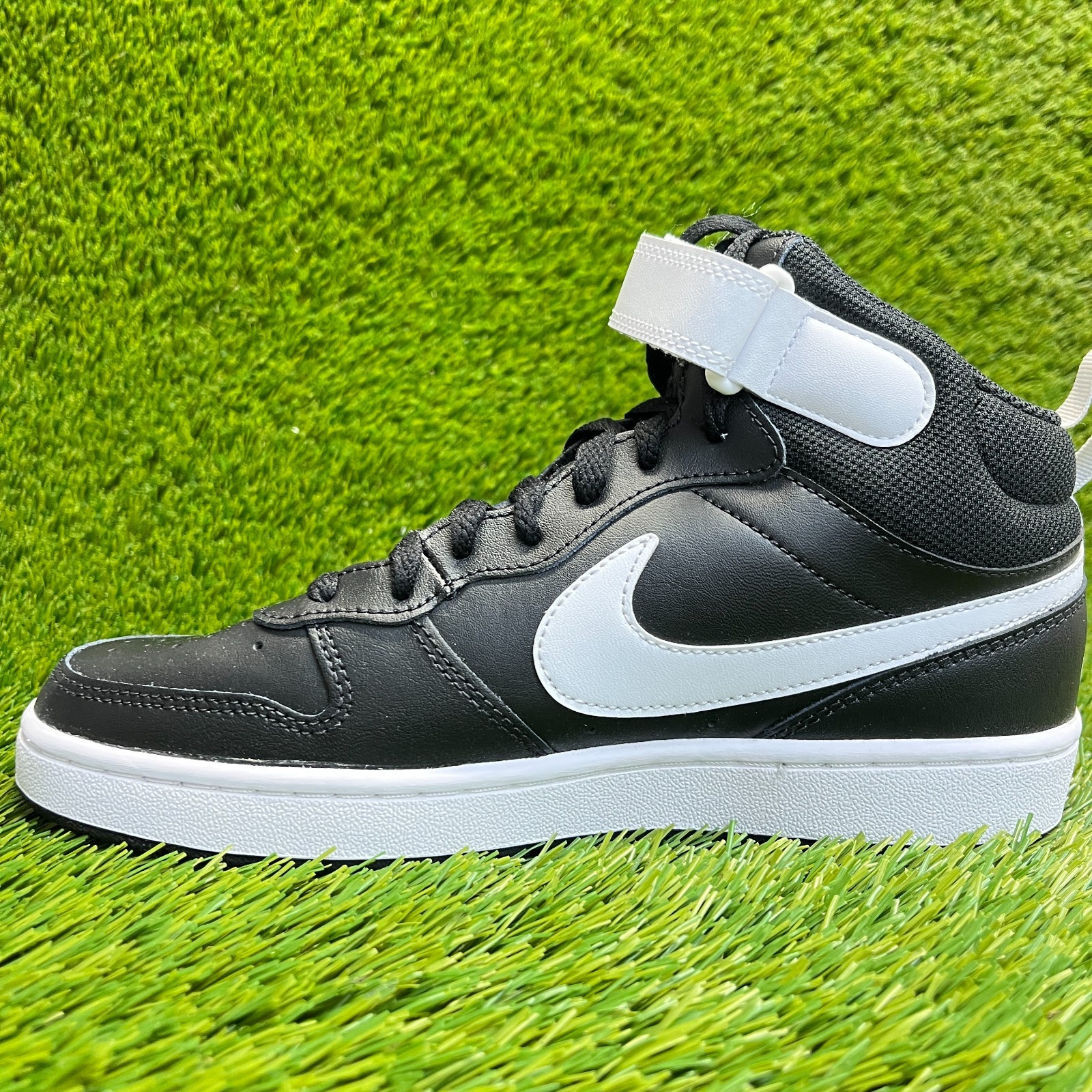 Nike Court Borough Mid 2 Boys Size 7Y Black White Athletic Leather Shoes Sneaker thumbnail 2