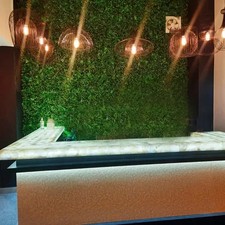 Elegante mostrador de barra de cuarzo blanco semiprecioso natural con losas naturales únicas