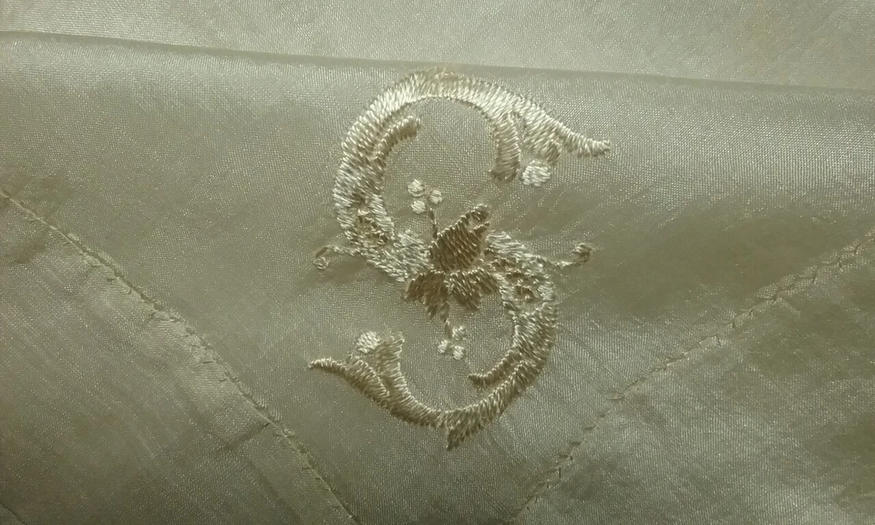 Pañuelo De Colección Crema Seda Monograma Bordado Letra S Medidas 17" x 15" Foto 3 de 4
