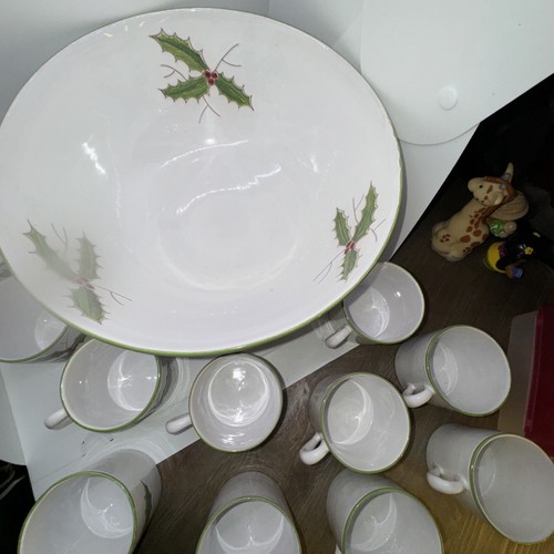 Holly & Berry Christmas Ceramic Serving/Punch Bowl Made in Italy w/ 12 Mugs - Picture 3 of 11