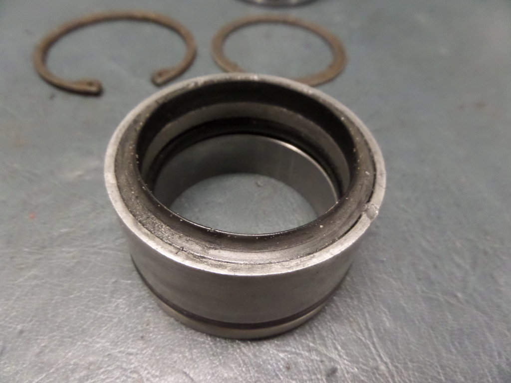 PIPER PA23250 AZTEC F AIRCRAFT NOSE LANDING GEAR BUSHINGS RETAINERS