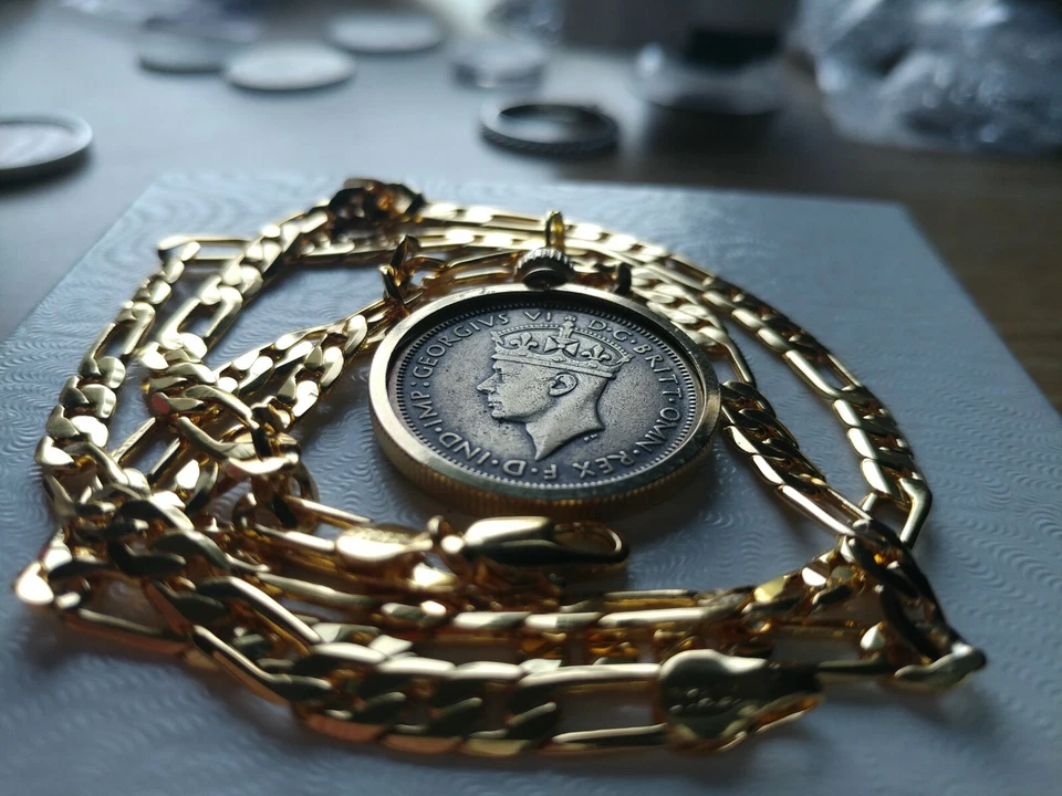 Colgante de chelín de palmera de África Occidental Británica 1946 en cadena llena de oro de 24" 18k Foto 4 de 4