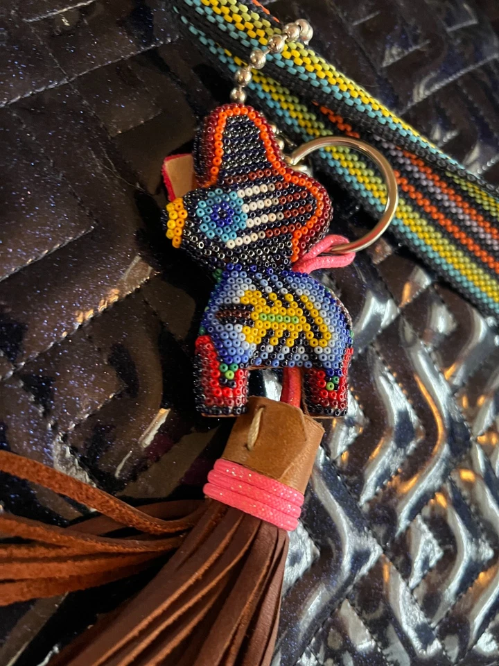 Bolso de Mano Consuela Journey Calley *¡EXCELENTE Estado!* con dije de cuentas detallado Foto 2 de 4