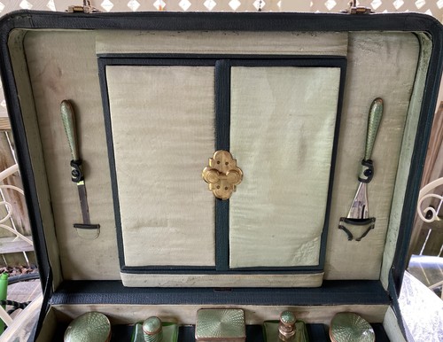 Vintage Art Deco Saks Fifth Avenue vetro verde e smalto guilloché 11 pz. Set vanity - Foto 5 di 19