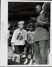 1990 Press Photo Johnny Newman of Charlotte Hornets Signs Autographs for Kids