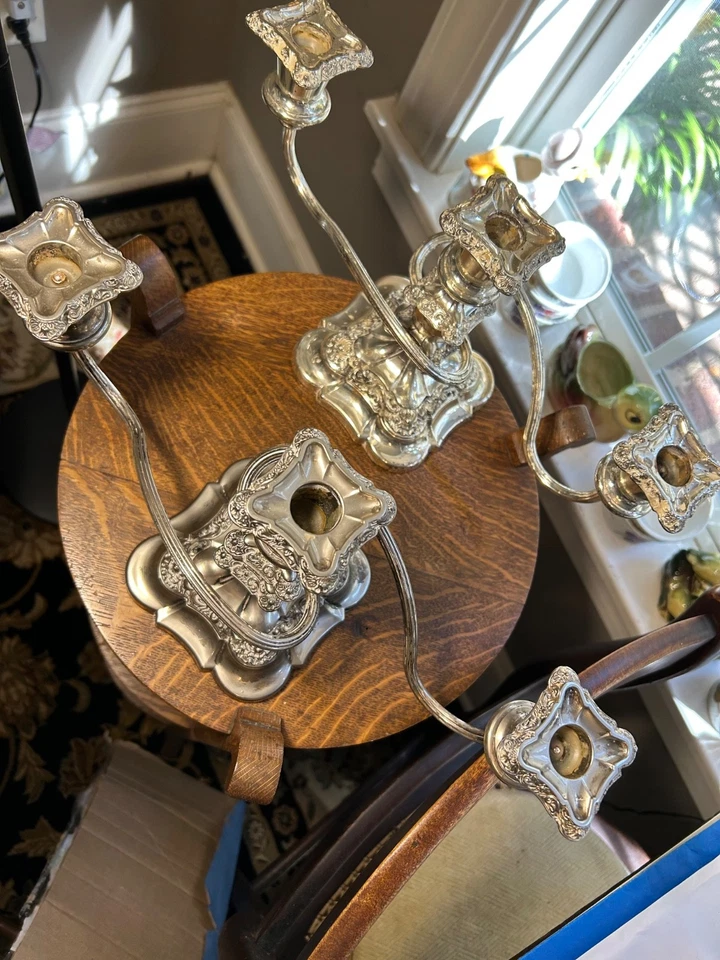 Candelabros antiguos rococó circa 1900-1920 enchapados en plata ornamentados de 3 luces (2) Foto 4 de 4