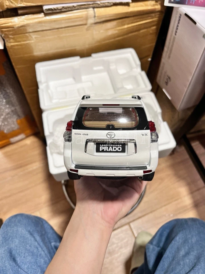 Coche modelo Toyota Land Cruiser Prado blanco diecast escala 1:18 Foto 4 de 4