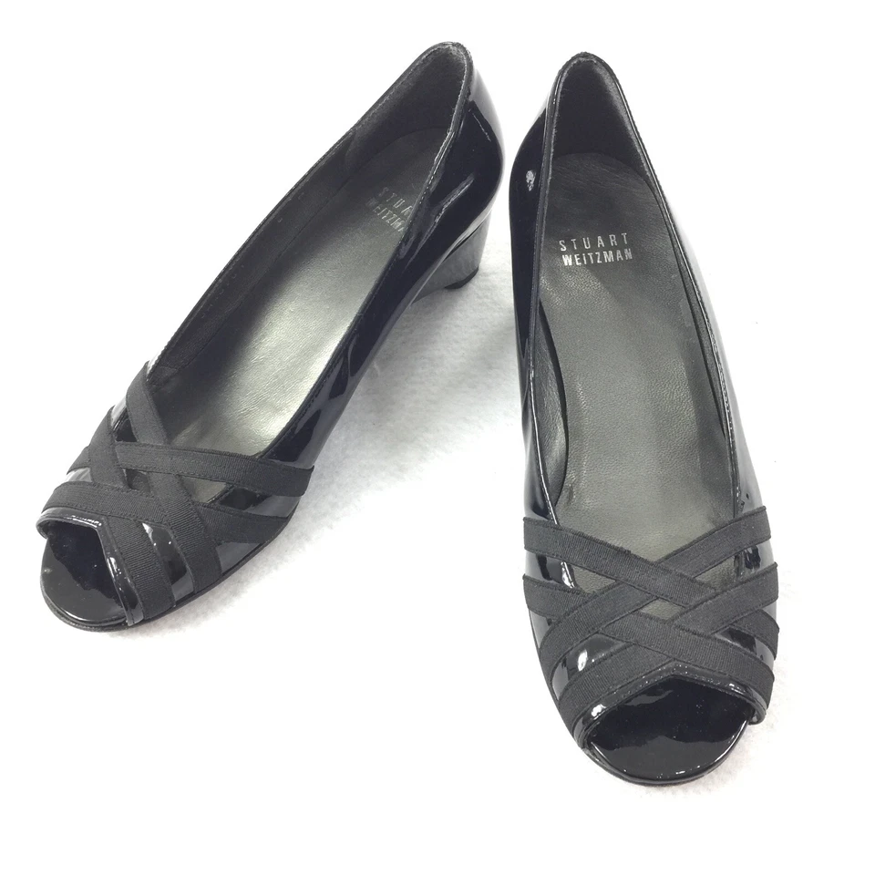Tacones de cuña bajos de charol Stuart Weitzman talla 6 M negros punta abierta deslizables Foto 2 de 4