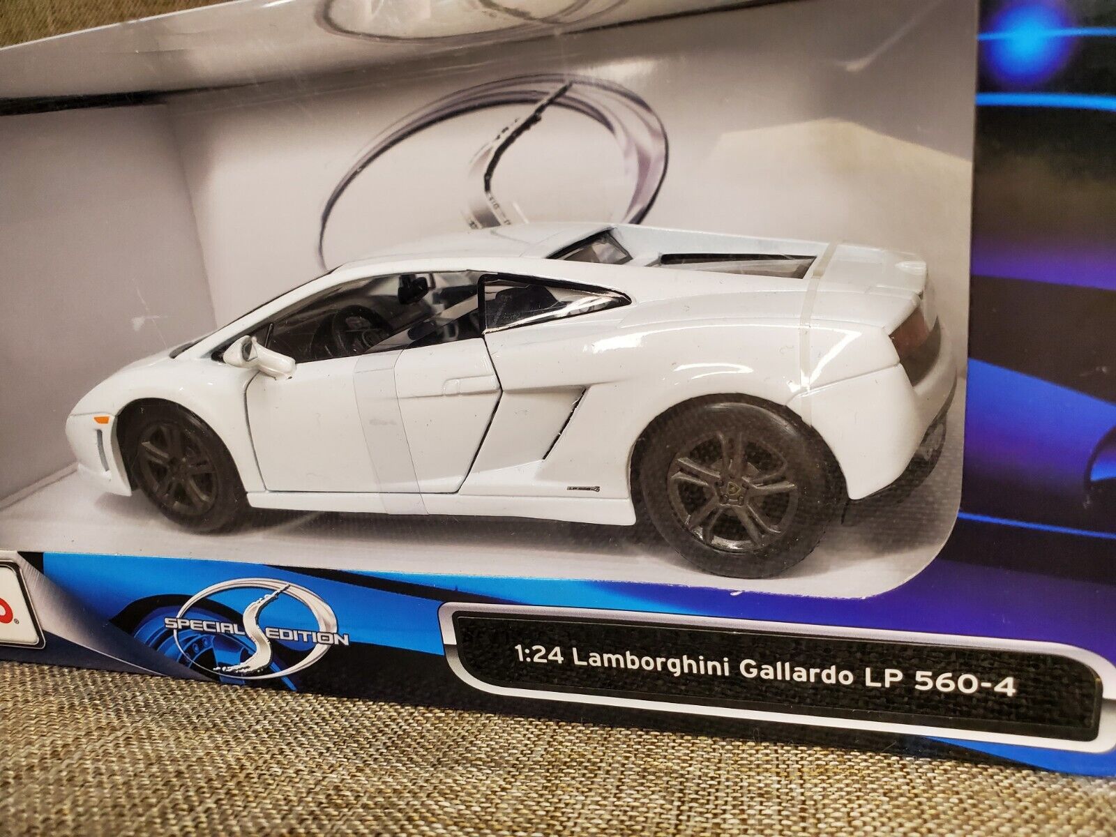 Lamborghini Gallardo LP 560-4 White 1:24 Maisto Die-Cast Special Edition