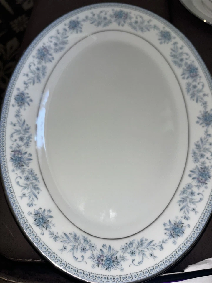 Plato para servir ovalado Noritake Blue Hill 14" L 10" W borde de platino de porcelana fina de colección Foto 4 de 4