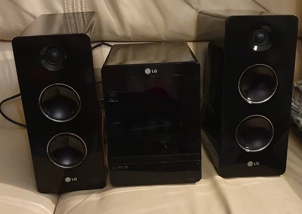 LG FA162 Sistema Stereo 160 W • Lettore CD/MP3 • Radio digitale AM/FM con - Image 3 of 3