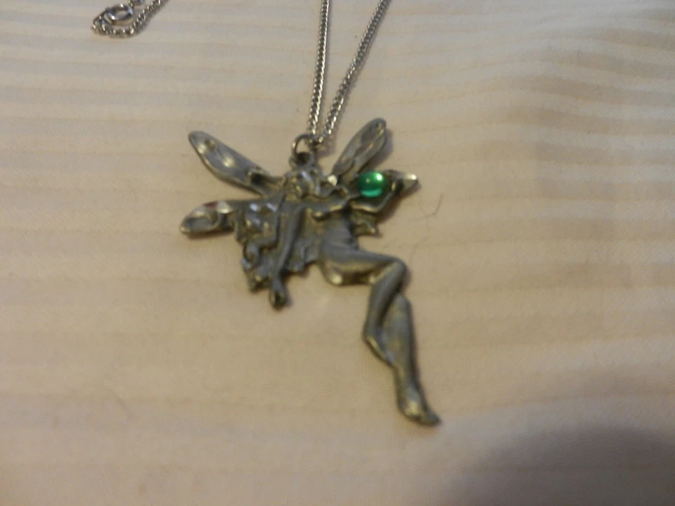 Оловянная фея с крыльями и зеленое стеклянное ожерелье - Изображение 2 из 3