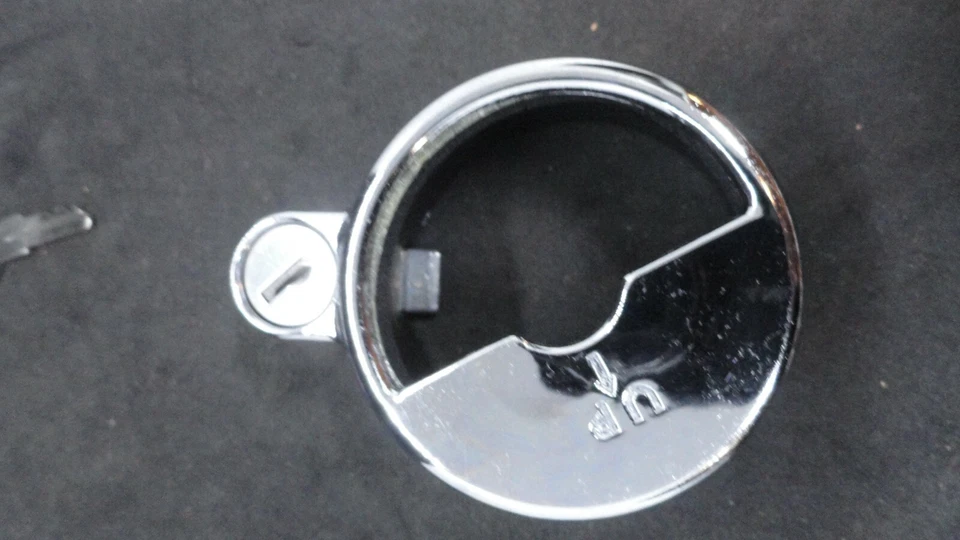 NOS 1971-74 CADILLAC FLEETWOOD DEVILLE CALAIS ELDORADO TRAVA DE TAMPA DE COMBUSTÍVEL 6410606 - Imagem 3 de 4