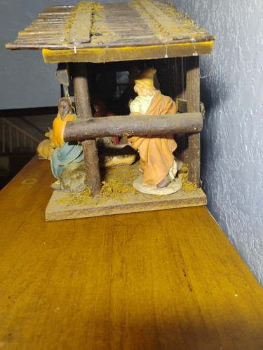 Set statuine presepe con scuderia in legno con music box spina illuminata vintage - Foto 8 di 10
