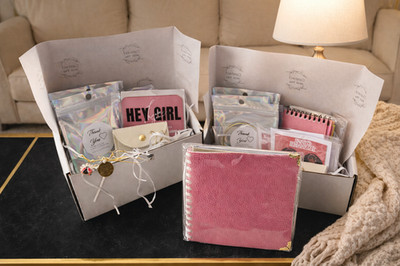 Selfcare Goodie Box mit Charm Halterung, rosa Nootbook und einigen positiven Stickern,