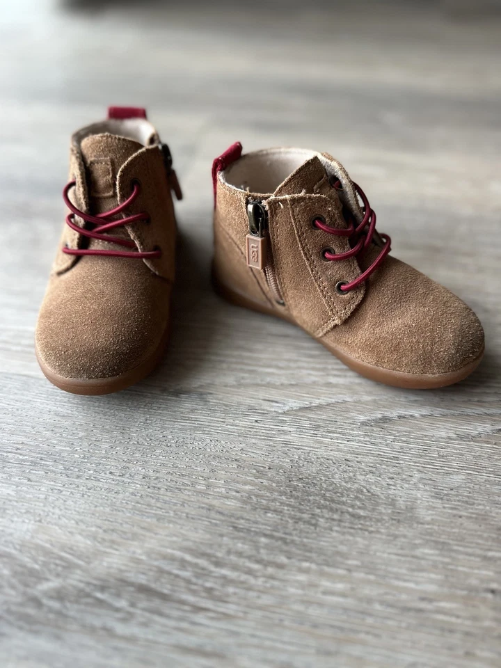 Botines chukka de gamuza UGG para niños pequeños niños niñas marrón con cordones rojos talla 7 Foto 2 de 4