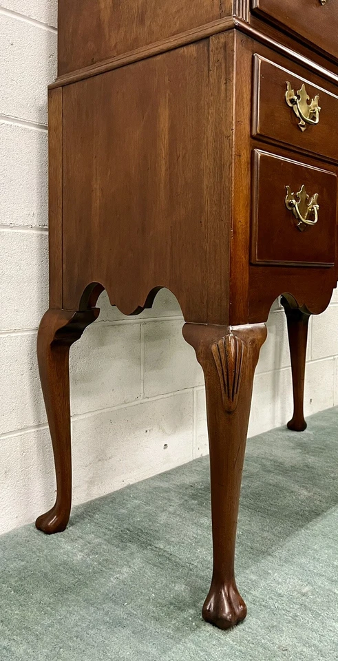 Сундук на подставке Hickory Chair Furniture Co. из красного дерева с семью ящиками 72 дюйма; как новый - Изображение 4 из 4