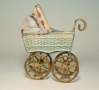Antiguas casas de muñecas miniatura cochecito de chapa con capota alrededor de 1900/20