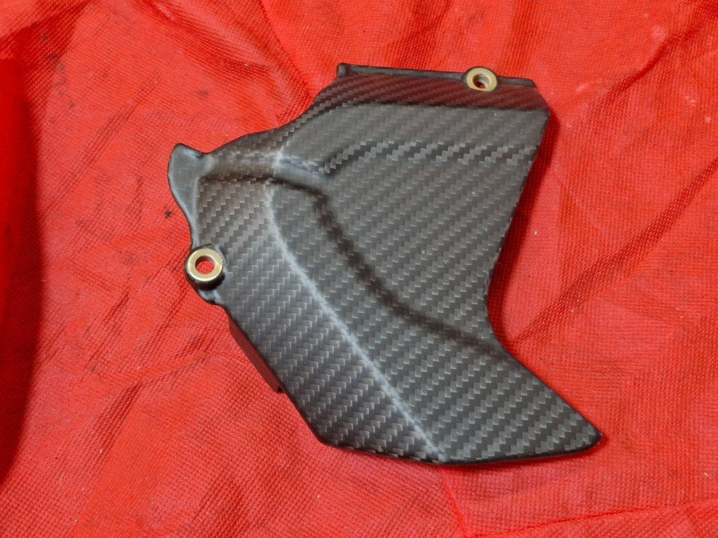 Cache pignon carbone mat Ducati SBK 1198 pour vos sorties sur circuit